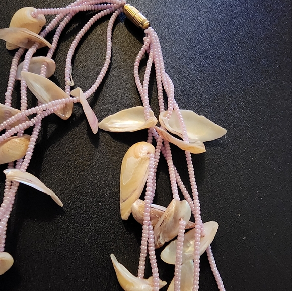 Pink necklace with shells - Picture 2 of 2
